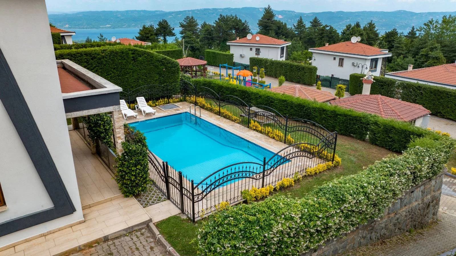 Sapanca Güldibi'nde Yeşillikler İçerisinde, Özel Havuzlu, Modern Villa görsel 2