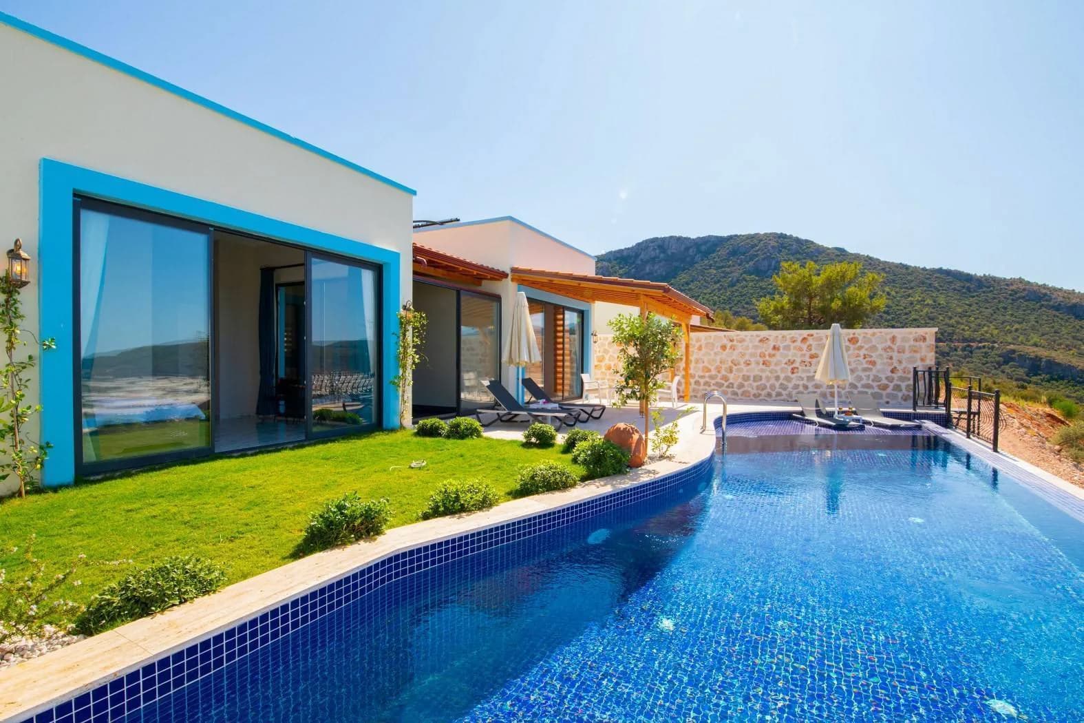 Kaş Yeşilköy'de Sakin Konumda, Kapalı Havuzlu, Saunalı, Modern Villa görsel 2