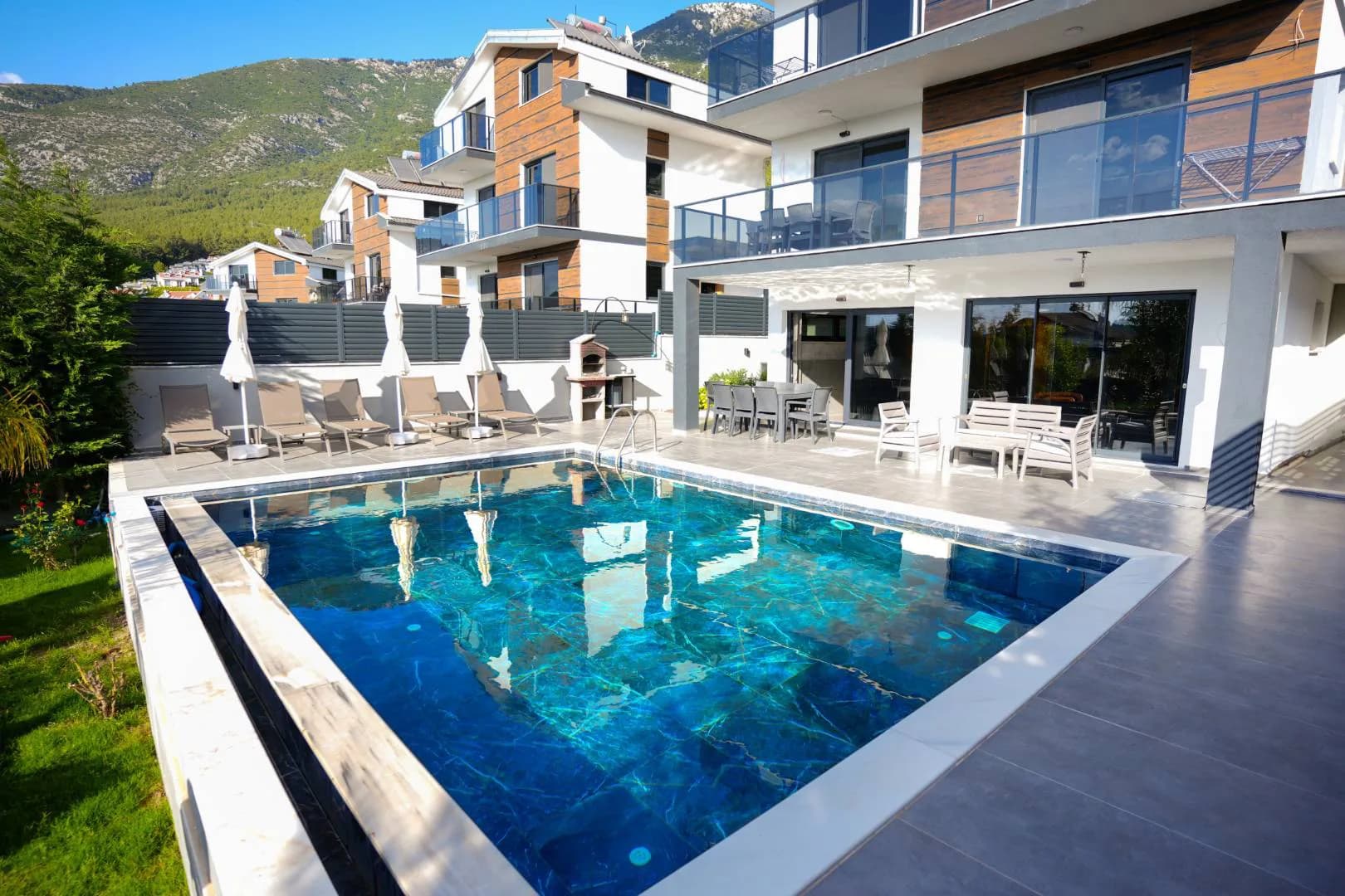 Fethiye Ölüdeniz'de Modern Tasarımlı, Isıtmalı Havuzlu, Ferah Villa görsel 2