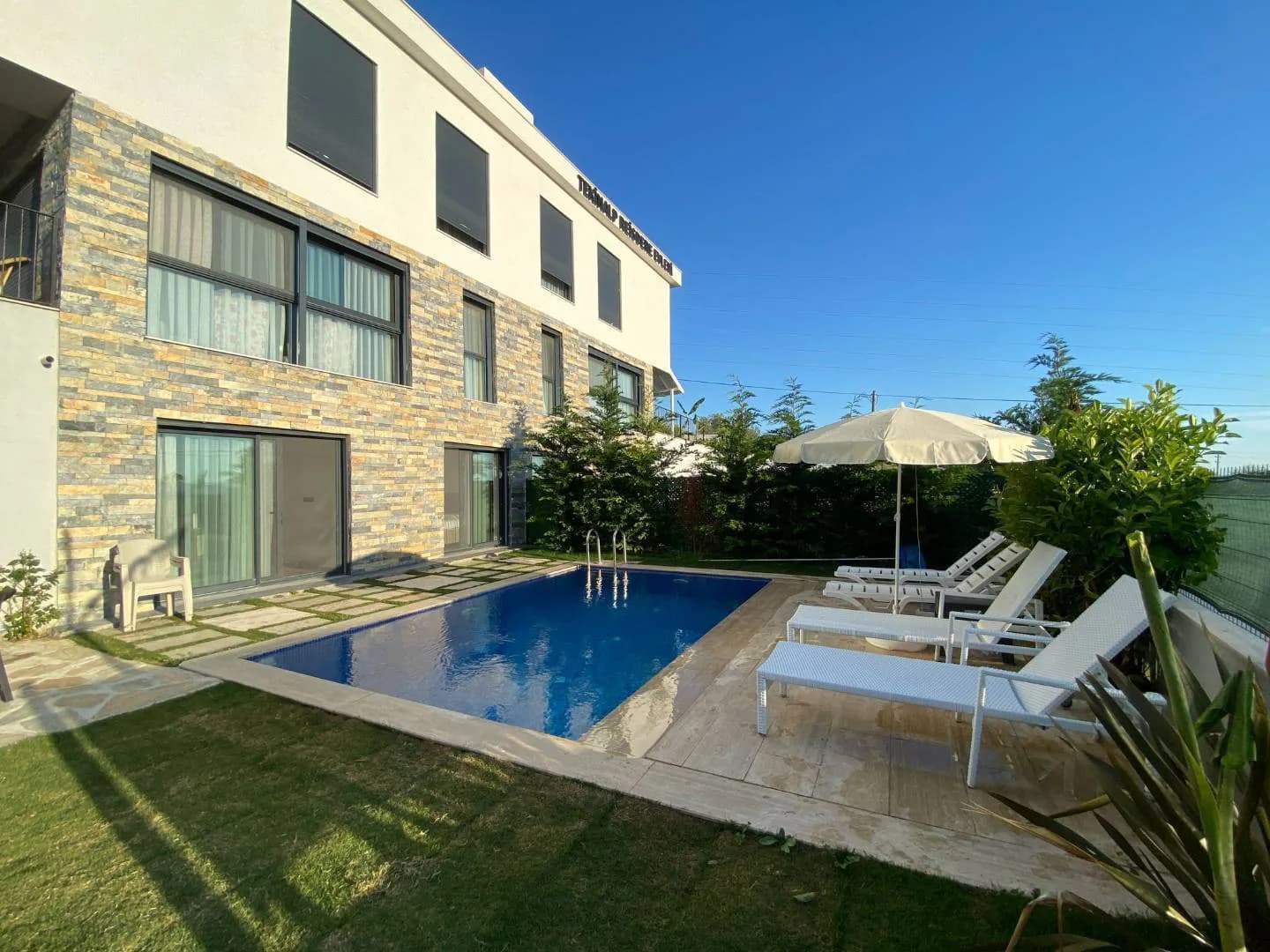 Çeşme Reisdere'de Geniş Bahçeli, Özel Havuzlu, Konforlu Villa görsel 1