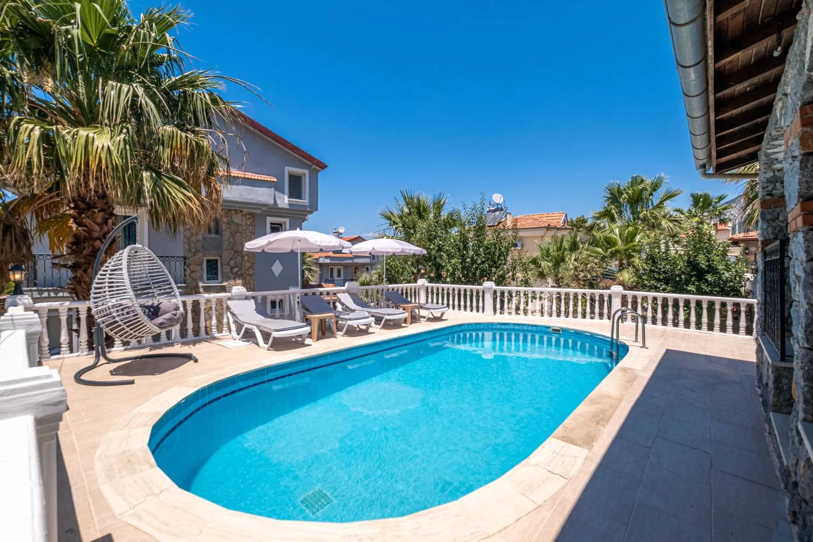 Fethiye Ölüdeniz'de Merkezi Konumda, Özel Havuzlu, 8 Kişilik Kiralık Villa görsel 3