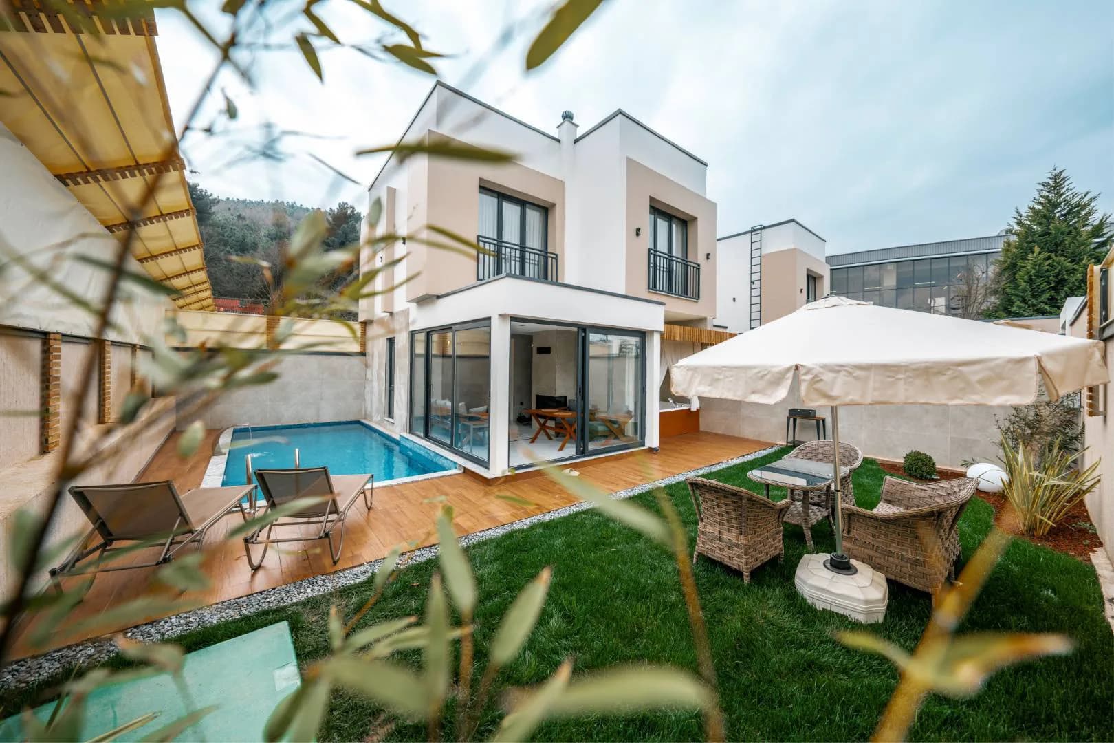 Sapanca Kırkpınar'da Modern Tasarımlı, Isıtmalı Havuzlu, Bahçeli Villa görsel 1