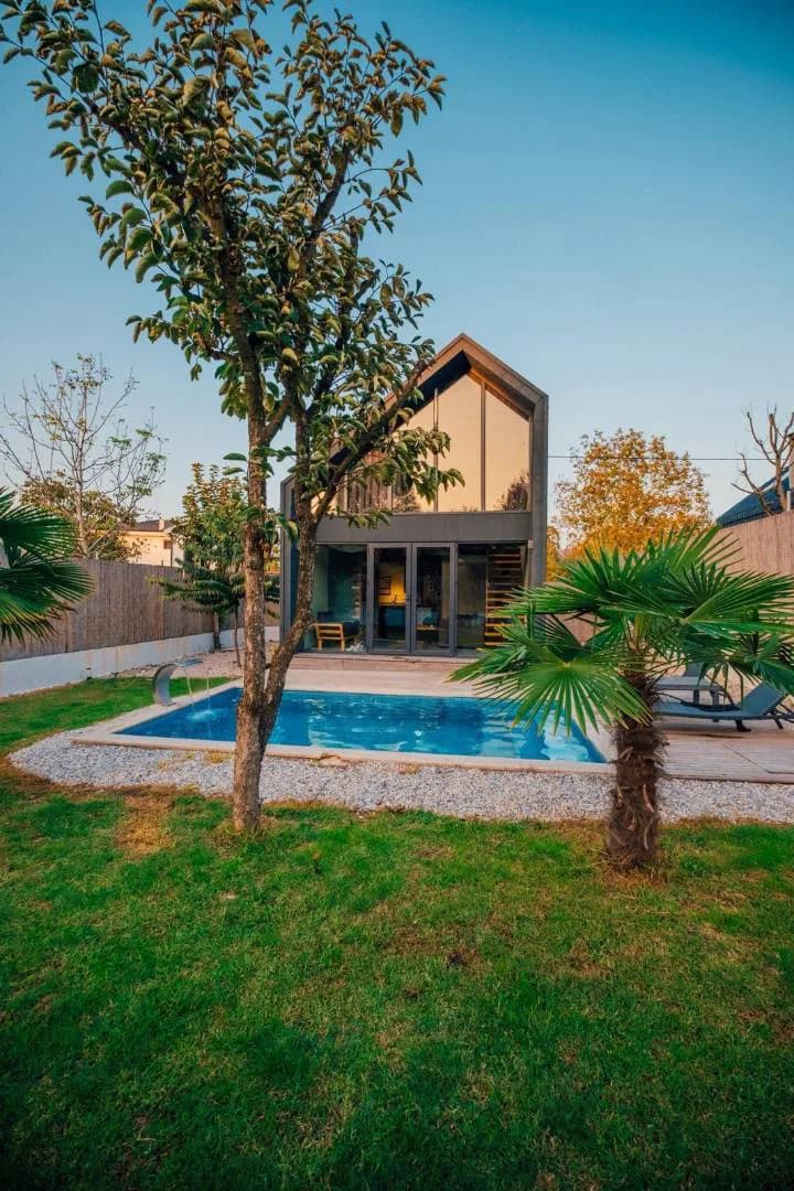 Sapanca Kurtköy'de Merkeze Yakın, Isıtmalı Havuzlu, Konforlu Bungalov görsel 2
