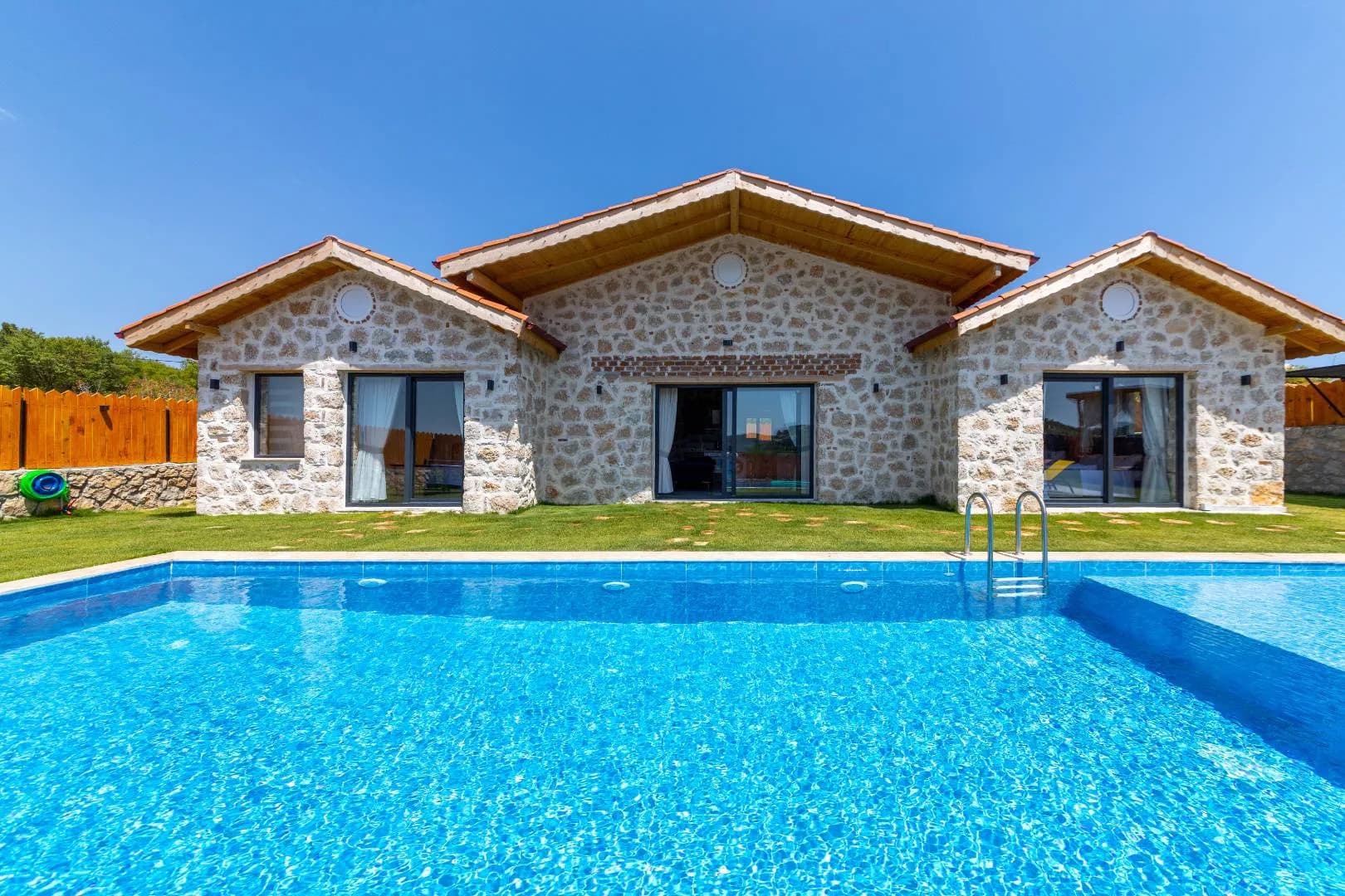 Kaş Sarıbelen'de Otantik Mimarili, Özel Havuzlu, Bahçeli Villa görsel 3