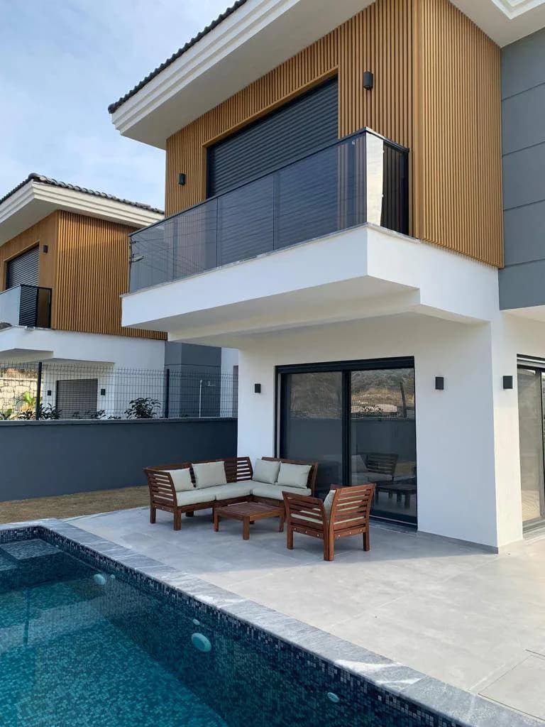 İzmir Çeşme'de Merkezi Konumda, Özel Havuzlu, Bahçeli, Lüks Villa görsel 1