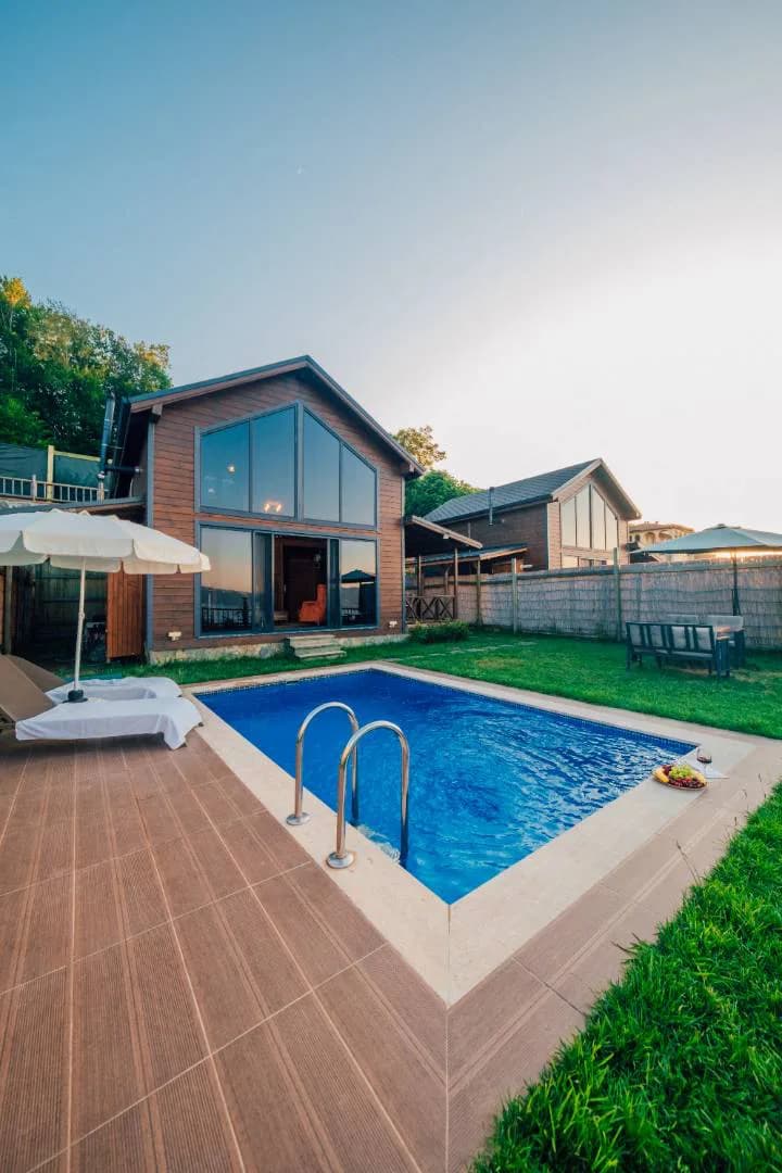 Sapanca Uzunkum'da Göl Manzaralı, Isıtmalı Özel Havuzlu, Kiralık Bungalov görsel 2