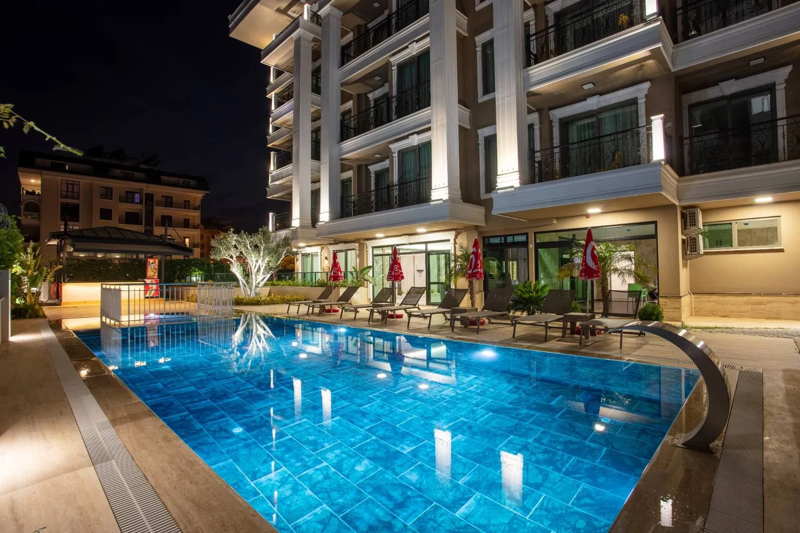 Alanya Oba'da Özel Plajlı, Ortak Havuzlu, Konforlu Suite görsel 1