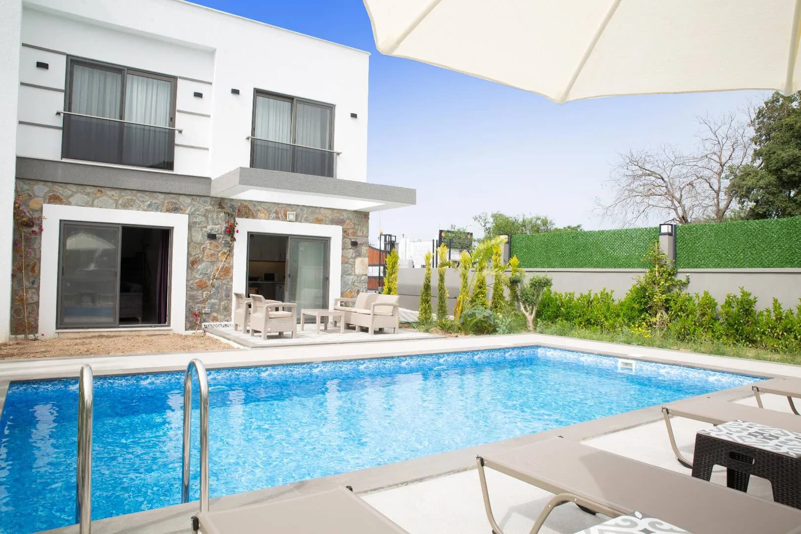 Bodrum Yalıkavak'ta Doğa ile İç İçe, Özel Havuzlu, Konforlu İkiz Villa görsel 1