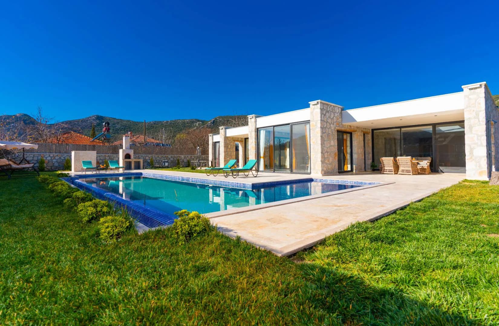 Kalkan'ın Sarıbelen'de Geniş Bahçeli, Özel Havuzlu, Geniş Villa görsel 1