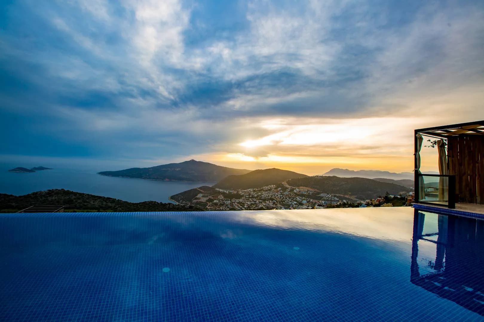 Kaş Bezirgan'da Enfes Deniz Manzaralı, Sonsuzluk Havuzlu, Kiralık Villa görsel 2