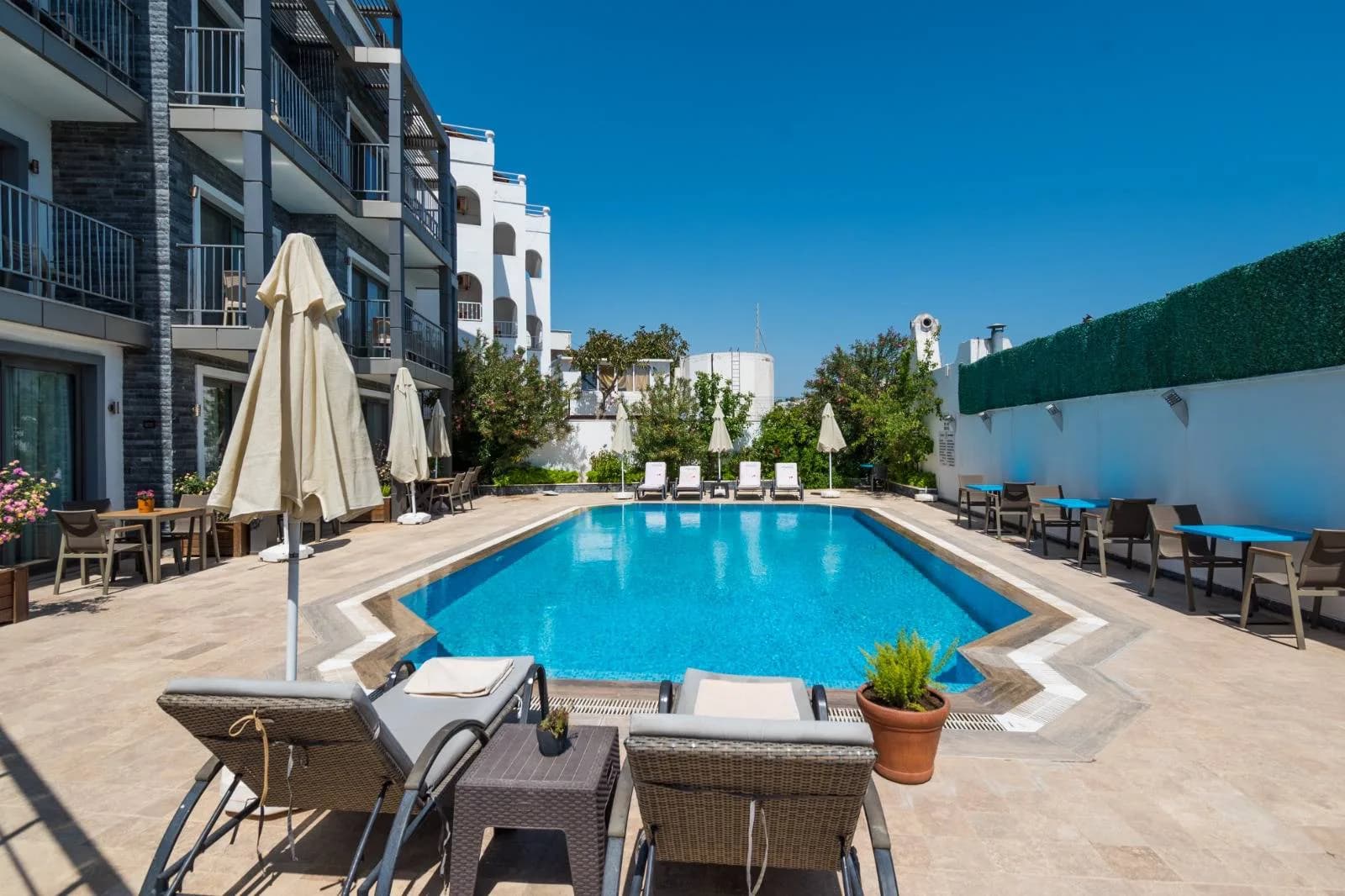 Bodrum Gümbet'te Havuz Manzaralı, Denize Yakın, 3 Kişilik Suit görsel 1