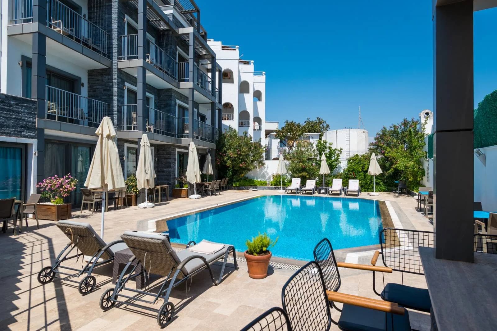 Bodrum Gümbet'te Havuz Manzaralı, Denize Yakın, 3 Kişilik Suit görsel 2