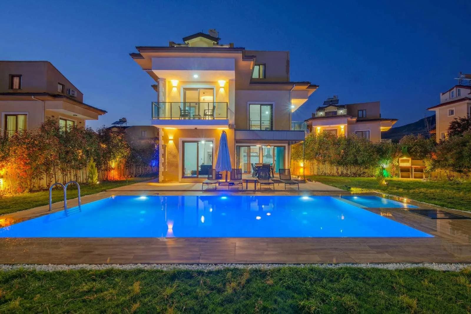 Fethiye Ölüdeniz'de Modern Tasarımlı, Özel Havuzlu, Bahçeli Villa görsel 1