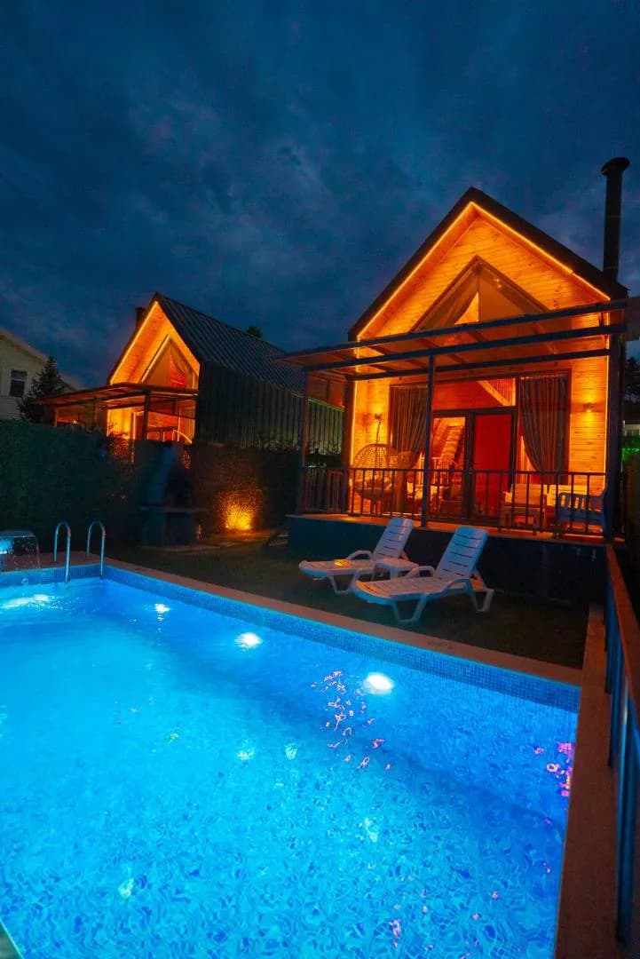 Sapanca Akçay'da Ahşap Tasarımlı, Isıtmalı Havuzlu, Jakuzili Bungalov görsel 1