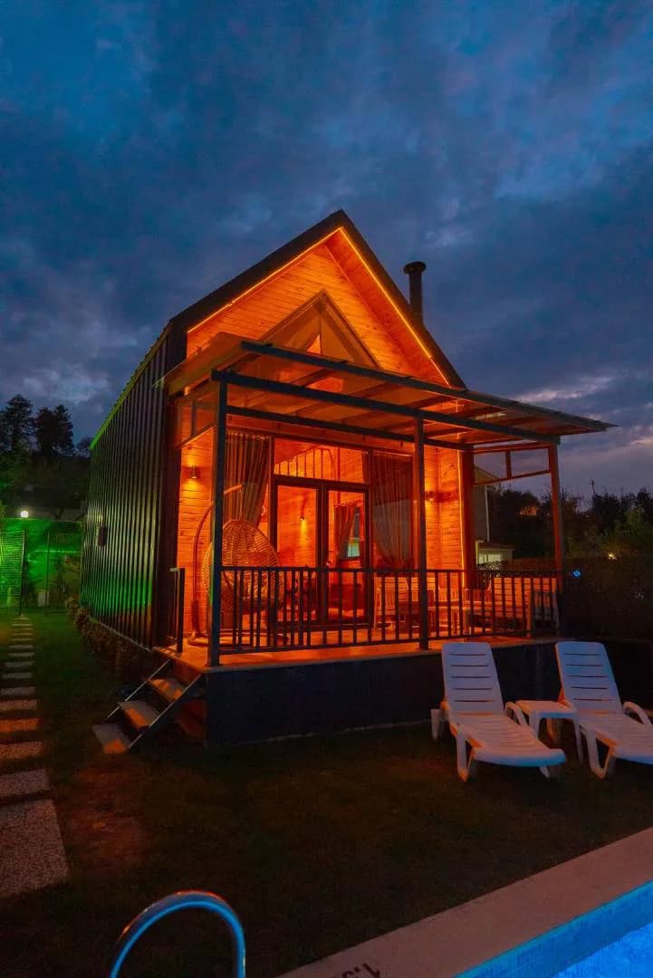 Sapanca Akçay'da Ahşap Tasarımlı, Isıtmalı Havuzlu, Jakuzili Bungalov görsel 2