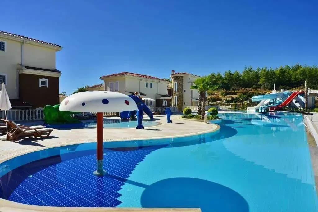 Alanya İncekum'da Modern Tasarımlı, Ortak Havuzlu, Bahçeli Villa görsel 2