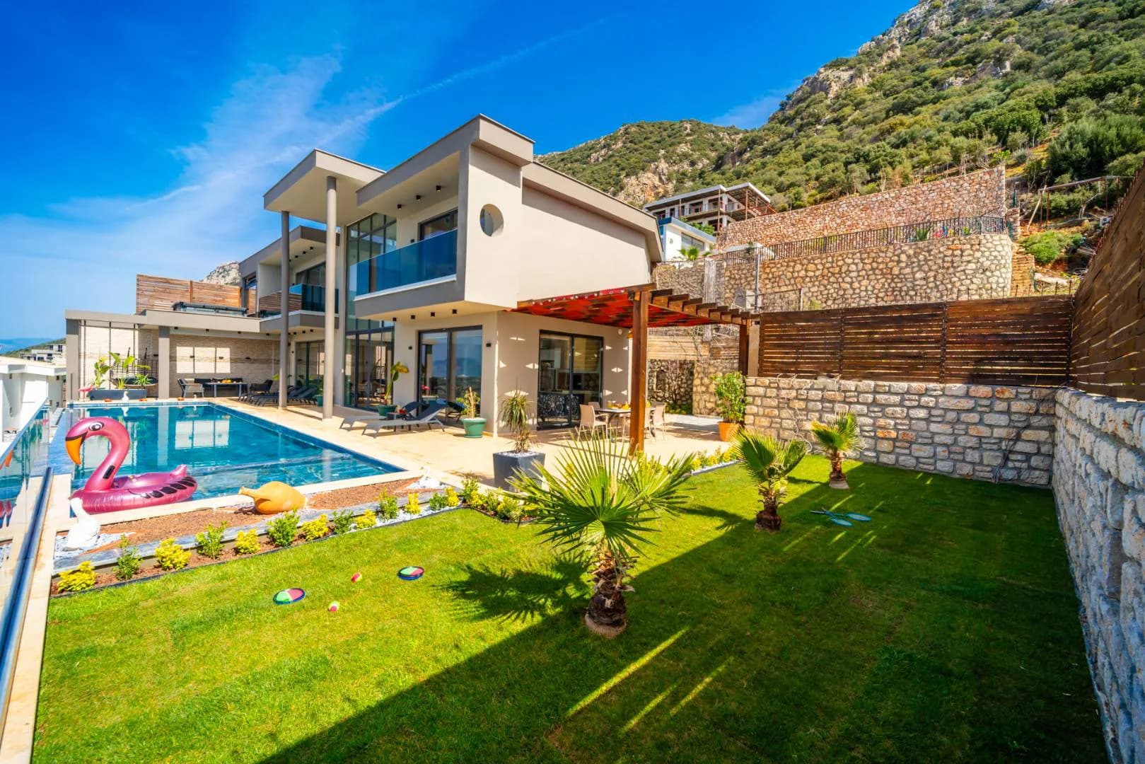 Kaş Kördere'de Geniş Ailelere Uygun, Özel Havuzlu, Olanaklı Villa görsel 1