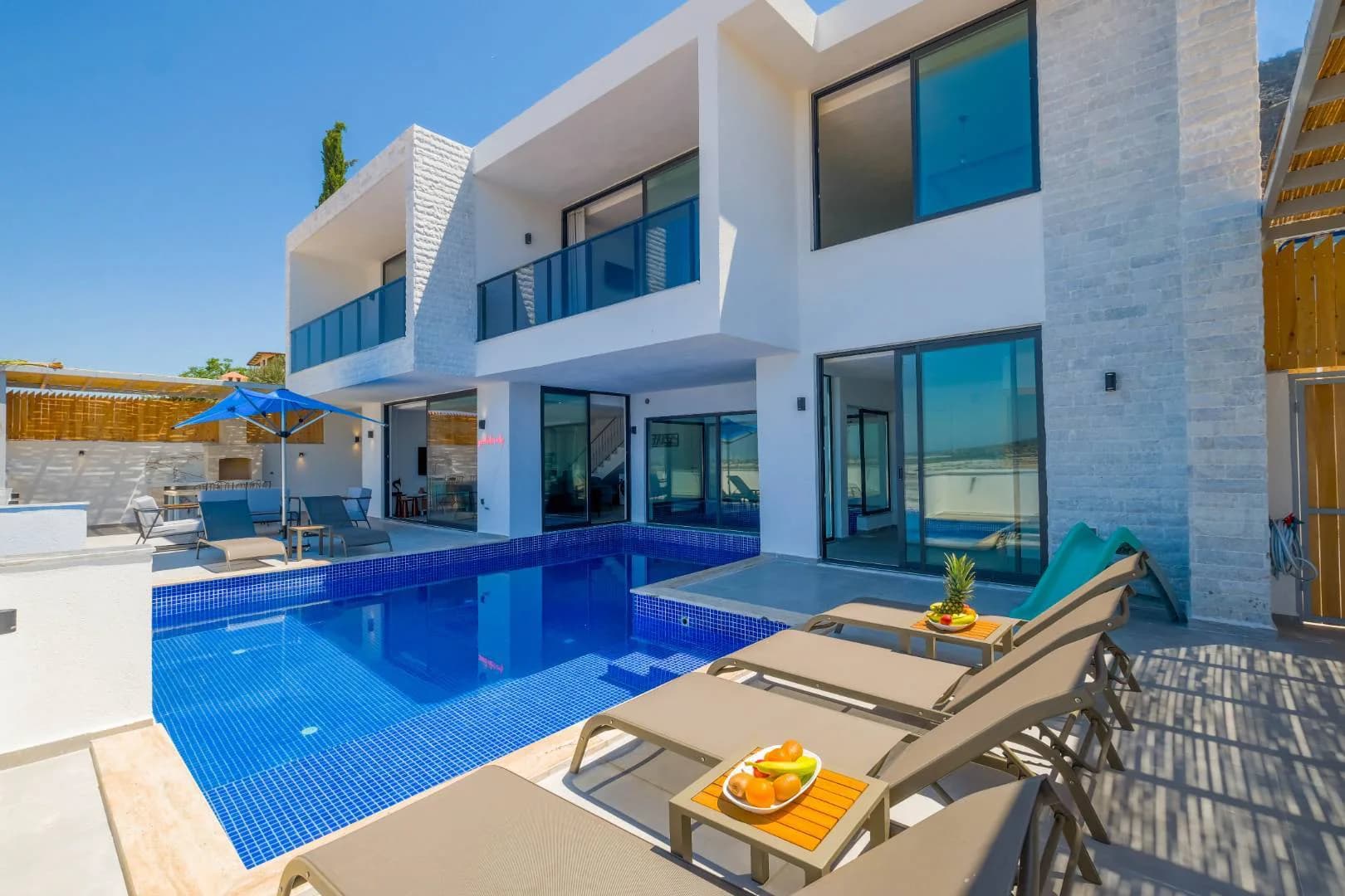 Kaş Yeşilköy'de Sakin Konumda, Isıtmalı Havuzlu, Saunalı, Lüks Villa görsel 1