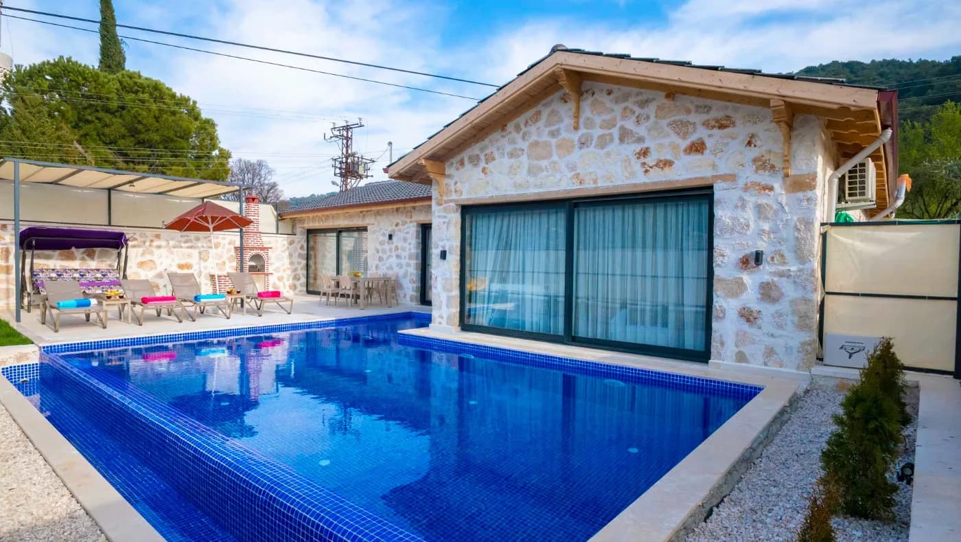 Kaş Sarıbelen'de Özenle Dekore Edilmiş, Özel Havuzlu, Taş Villa görsel 1