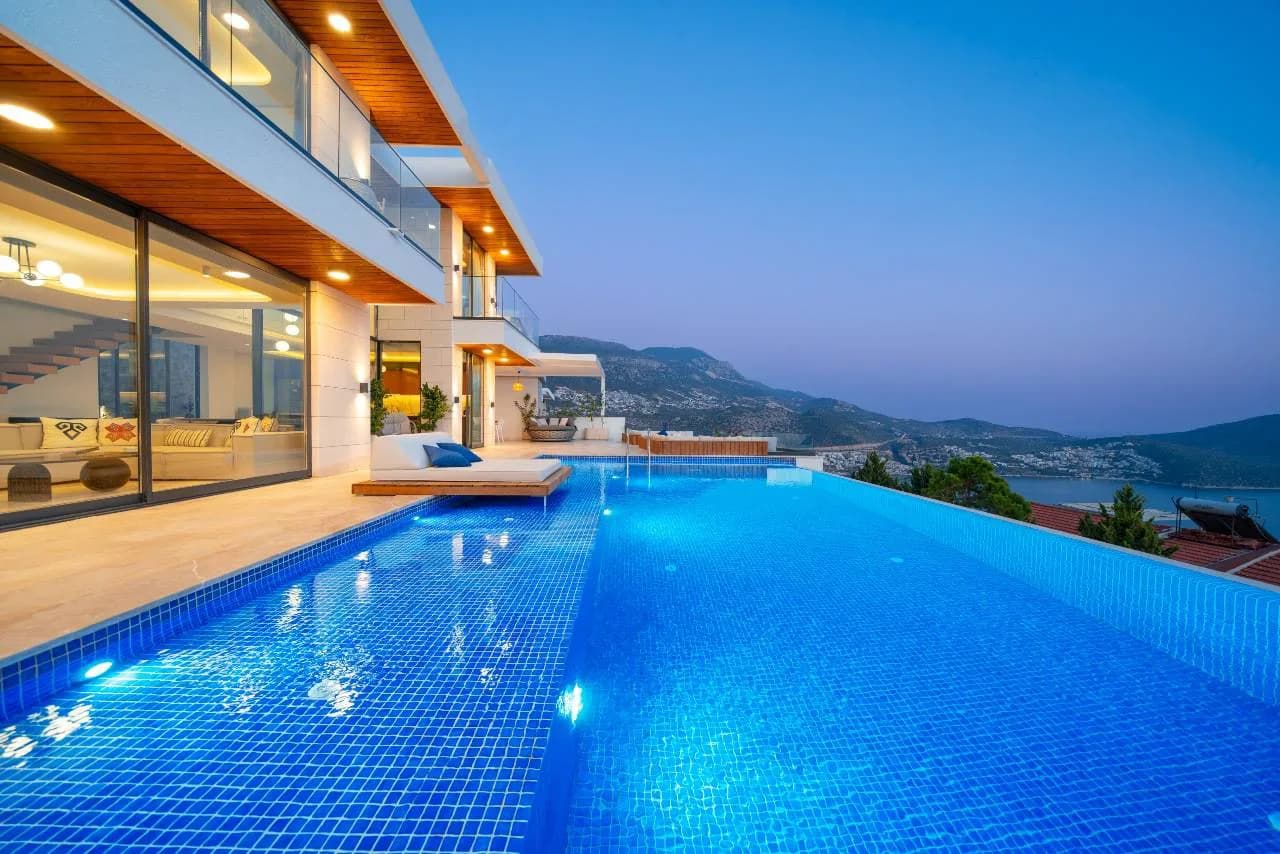 Kaş Kalkan'da Göz Alıcı Manzaralı, Sonsuzluk Havuzlu, Olanaklı Villa görsel 1